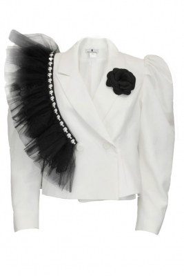 Пиджак - жакет "Даниэль" молочный, костюмка, укороченный, с брошью и декором из черного фатина и кружева