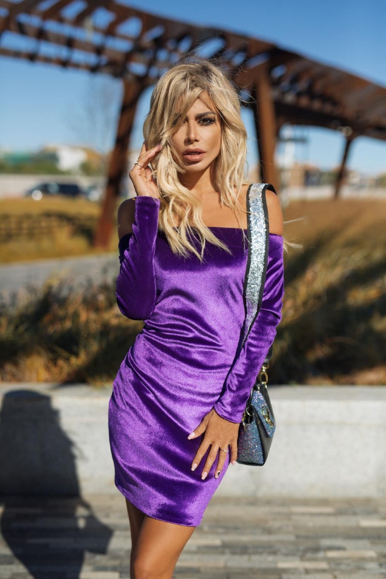 Фиолетовое бархатное платье
