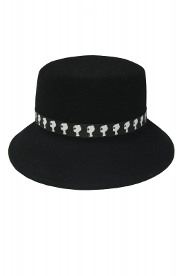 Шляпка черная, декорированная лентой с лого