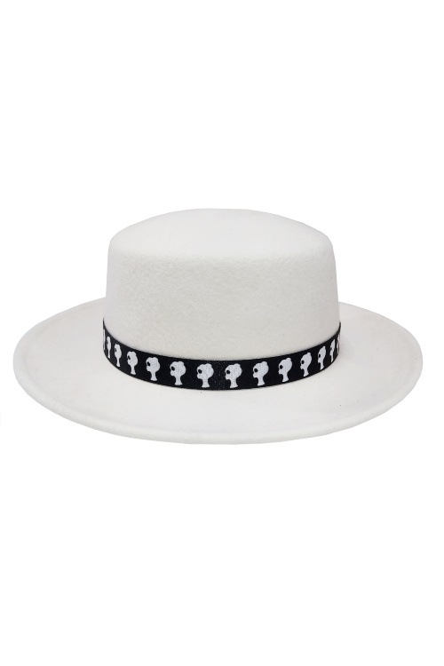 Шляпа белая, декорированная лентой с лого