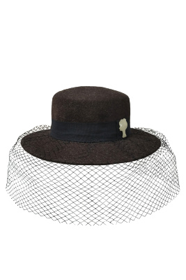 Шляпа шоколадная, с лого, декорированная вуалью