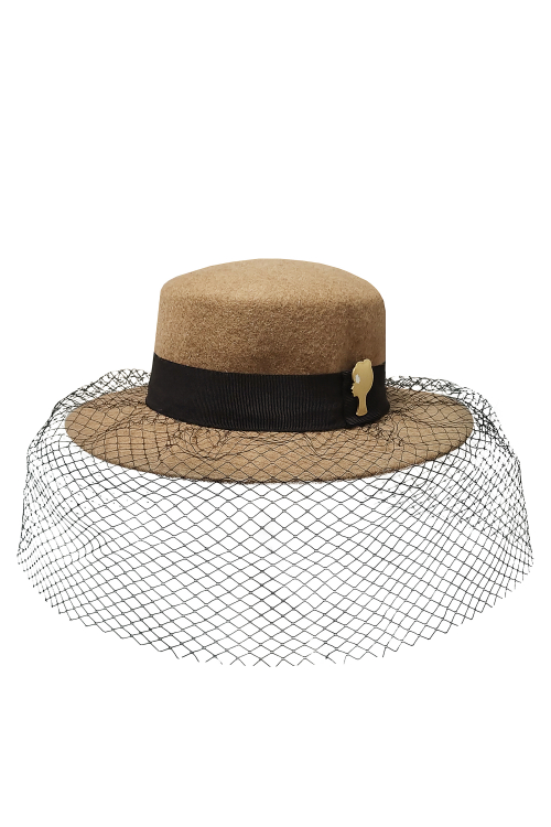 Шляпа бежевая, с лого, декорированная вуалью