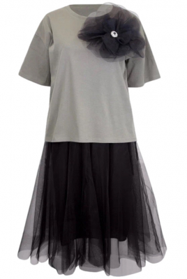 Комплект "Леона" бежевый/черный, с брошью (футболка + пышная юбка миди)